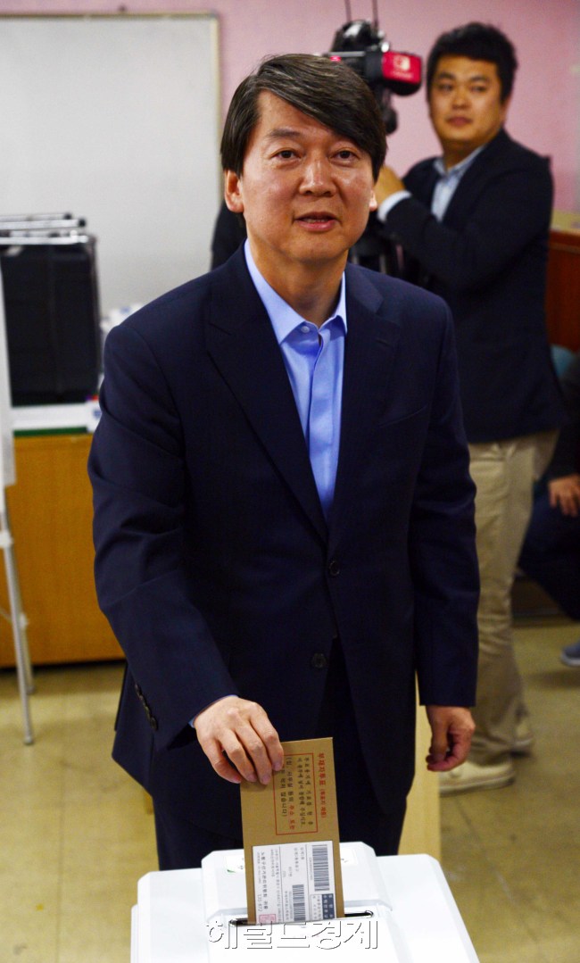 4.24 재보궐선거의 사전투표가 19~20일까지 진행되는 가운데 노원병에 출마한 무소속 안철수 후보가 19일 오전 서울 노원구 상계9동 주민센터에서 부재자투표를 하고 있다. 박해묵 기자/mook@heraldcorp.com
4.24 재보궐선거의 사전투표가 19~20일까지 진행되는 가운데 노원병에 출마한 무소속 안철수 후보가 19일 오전 서울 노원구 상계9동 주민센터에서 부재자투표를 하고 있다. 박해묵 기자/mook@heraldcorp.com
4.24 재보궐선거의 사전투표가 19~20일까지 진행되는 가운데 노원병에 출마한 무소속 안철수 후보가 19일 오전 서울 노원구 상계9동 주민센터에서 부재자투표를 하고 있다. 박해묵 기자/mook@heraldcorp.com