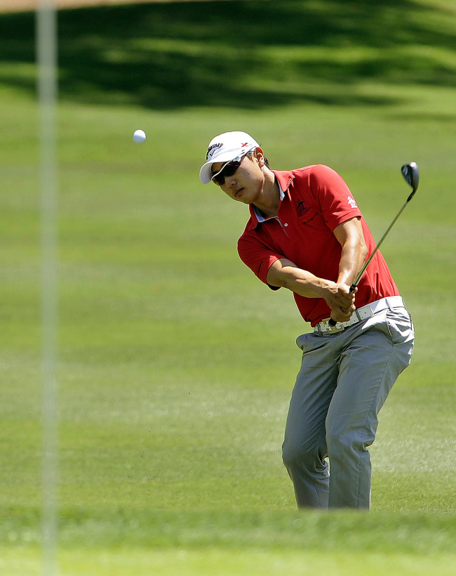 배상문(골퍼/캘러웨이)
<YONHAP PHOTO-0714> Sang-Moon Bae, of South Korea, chips to the ninth green during the first round of the RBC Heritage golf tournament in Hilton Head Island, S.C., Thursday, April 18, 2013. (AP Photo/Stephen Morton)/2013-04-19 04:21:49/ <저작권자 ⓒ 1980-2013 ㈜연합뉴스. 무단 전재 재배포 금지.>
Korea’s Bae Sang-moon chips onto the ninth green on Thursday.   AP-Yonhap News