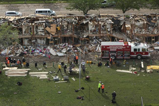 Search and rescue workers comb through what remains of a 50-unit apartment building in West, Texas, Thursday.   AFP-Yonhap News
Search and rescue workers comb through what remains of a 50-unit apartment building in West, Texas, Thursday.   AFP-Yonhap News