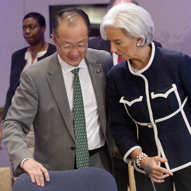 International Monetary Fund Managing Director Christine Lagarde (right) speaks with World Bank Group President Jim Yong Kim during the Spring Meetings of the World Bank Group and the International Monetary Fund in Washington, D.C., Thursday.   AFP-Yonhap News