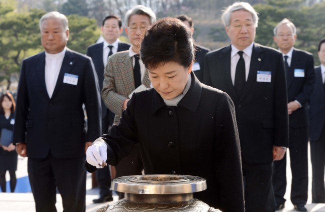 President Park Geun-hye burns incense on Friday at the cemetery for pro-democracy protesters killed during the April 19, 1960 uprising.   Chung Hee-cho/The Korea Herald
