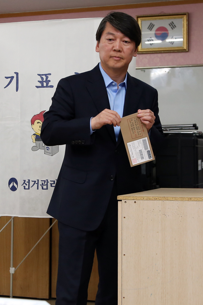 4·24 재보궐 선거 노원병에 출마한 무소속 안철수 후보가 19일 오전 서울 노원구 상계9동주민센터에서 부재자투표를 하고 있다. <br />박해묵 기자. mook@heraldcorp.com 2013.04.19