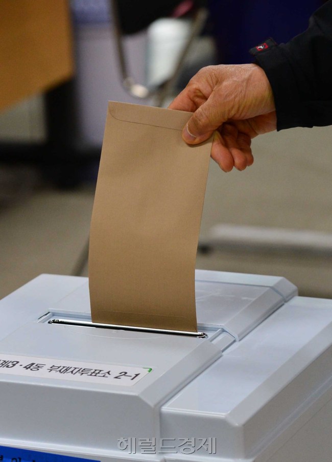 4.24 재보궐선거의 사전투표가 19~20일 진행되는 가운데 19일 오전 서울 노원구 상계3,4동 주민센터에서 시민들이 부재자투표를 하고 있다. 박해묵 기자/mook@heraldcorp.com