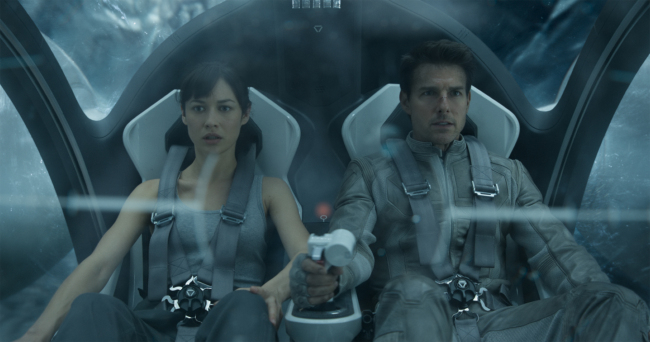 올가쿠릴렌코(좌부터/OlgaKurylenko/영화배우/모델),톰크루즈(TomCruise/영화배우)
Earth has been destroyed after 60 years of war with alien scavengers, the Scavs. Jack Harper (Tom Cruise) and Victoria Olsen (Andrea Riseborough) are soldiers stationed on Earth to repair automated drones that exterminate the remaining Scavs hidden on the planet. During the mission, Jack meets a stranger, Julia (Olga Kurylenko), in a crashed spacecraft. However, the stranger knows about Jack. It brings into question everything he believed about the war. Jack realizes that the fate of mankind is in his hands.
