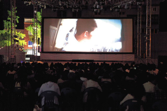 Viewers enjoy an outdoor screening at Jeonju International Film Festival (JIFF)