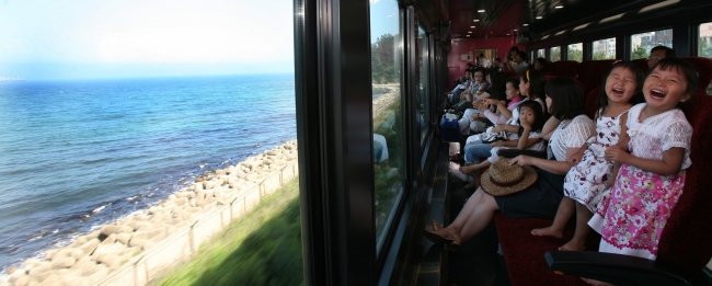 A group of children enjoy a scenic view from KORAIL’s ocean train. (KORAIL)