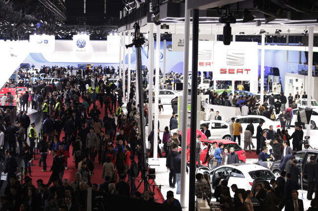 Guests look around the Shanghai International Automobile Industry Exhibition’s media day on Saturday.   AP-Yonhap News