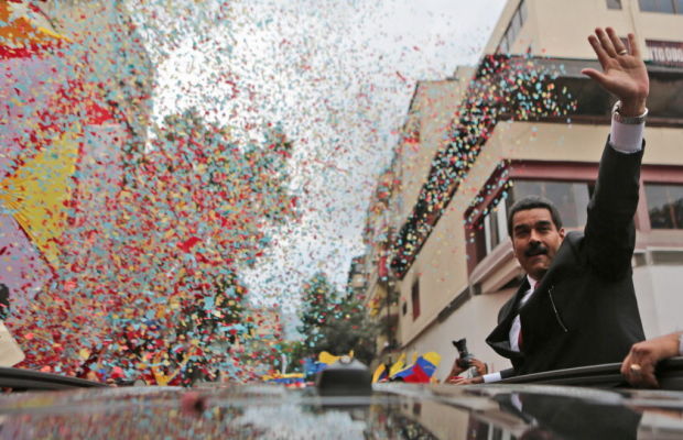 Venezuelan President Nicolas Maduro waves to supporters as he arrives to the National Assembly for his swearing-in ceremony in Caracas, Venezuela, Friday.
AP-Yonhap News
