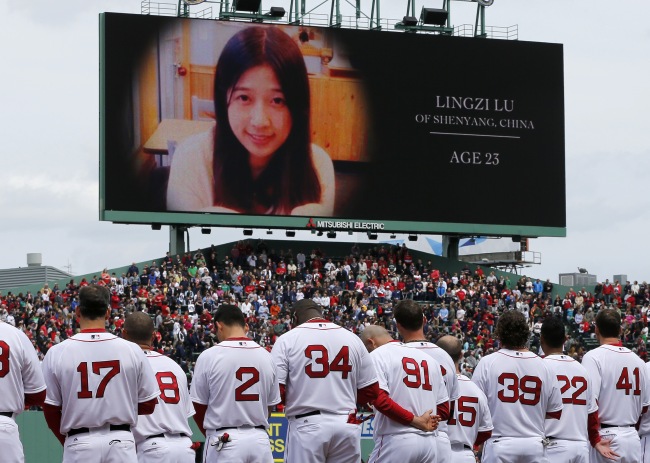 Boston Red Sox players pay tribute to Boston Marathon bombing victim Lingzi Lu on Saturday.
AP-Yonhap News