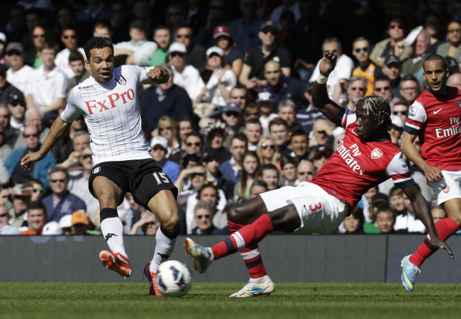 Fulham’s Kieran Richardson (left) and Arsenal’s Bacary Sagna challenge for the ball on Saturday.   AP-Yonhap News