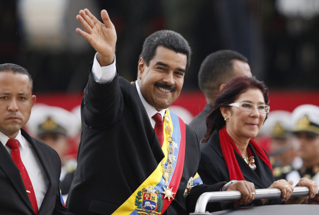 Venezuela’s President Nicolas Maduro waves from a vehicle during a military ceremony recognizing him as commander-in-chief to the military at the Paseo Los Proceres in Caracas on Friday.   AP-Yonhap News