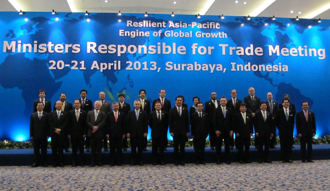 Delegates pose for a group photo after the opening ceremony of the APEC trade ministers’ meeting in eastern Java’s Surabaya, Indonesia, Saturday.
Xinhua-Yonhap News
