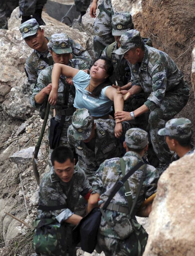 <YONHAP PHOTO-1528> In this photo released by China's Xinhua news agency, rescuers save an injured woman after an earthquake hit Baosheng Township in Lushan County, Ya'an City, southwest China's Sichuan Province, Saturday, April 20, 2013. The powerful earthquake struck the steep hills of Sichuan province Saturday, nearly five years after a devastating quake wreaked widespread damage across the region. (AP Photo/Xinhua, Jiang Hongjing) NO SALES/2013-04-20 22:18:59/ <저작권자 ⓒ 1980-2013 ㈜연합뉴스. 무단 전재 재배포 금지.>
Rescuers save an injured woman after an earthquake hit Baosheng Township in Lushan county, Ya’an city, southwest China’s Sichuan province, Saturday.   AP-Yonhap News