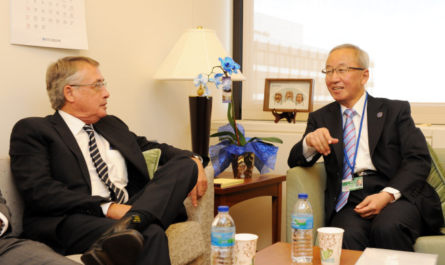 Deputy Prime Minister and Finance Minister Hyun Oh-seok (right) holds a bilateral meeting with Australian Treasurer Wayne Swan on global economy on the sidelines of the IMF’s International Monetary and Financial Committee meeting in Washington, D.C., over the weekend.   Ministry of Strategy and Finance