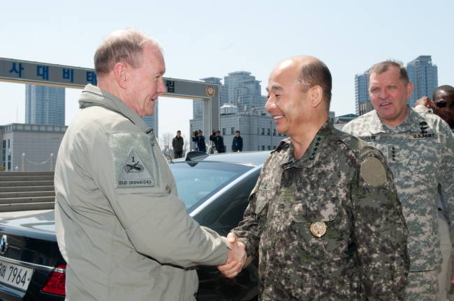 Seoul’s Joint Chiefs of Staff Chairman Gen. Jung Seung-jo shakes hands with his U.S. counterpart Martin Dempsey on Sunday. (Yonhap News)