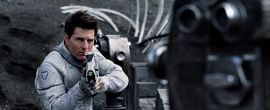 톰크루즈(TomCruise/영화배우)
청소년관람불가등급의 ‘전설의 주먹’은 지난 15일부터 18일까지 월~목요일간 평일 주간 박스오피스에서 1위를 차지했다. 19~21일 주말 극장가 흥행순위에선 15세이상 관람가 등급인 ‘오블리비언’이 다시 정상을 탈환했다. 평일 낮엔 주부, 저녁엔 직장인 등 성인들이 극장을 찾고, 주말엔 휴일을 맞은 청소년층이 극장으로 발걸음을 하는 연령별 영화 관람 패턴이 뚜렷하게 반영된 것. 앞서거니 뒤서거니 1~2위 다툼을 벌인 두 편의 작품은 개봉 이후 나란히 100만명을 돌파했다.