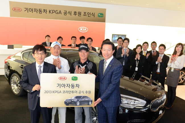 KPGA와 기아자동차가 3년 연속 후원 계약을 했다. 사진왼쪽부터 기아 서춘관 상무, 김대섭 프로, 이인우 프로, KPGA 강욱순 부회장.     KPGA 제공