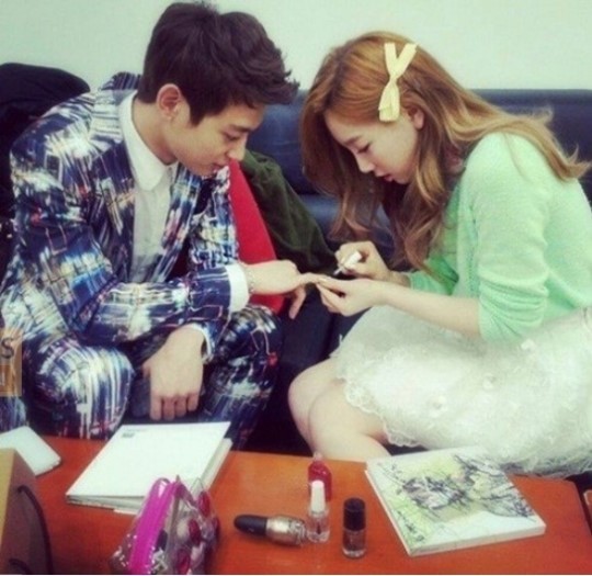 민호(좌부터/최민호/가수/샤이니),태연(김태연/가수/뮤지컬배우/소녀시대)
태연은 지난 20일 자신의 인스타그램에 “항상 누나 대기실 와서 쫑알쫑알하는 귀요미 민호예요. 앞으로 음중을 잘 부탁해! 그리고 민호야 역시 수트는 네 옷이야”라는 글과 함께 한 장의 사진을 올렸다.