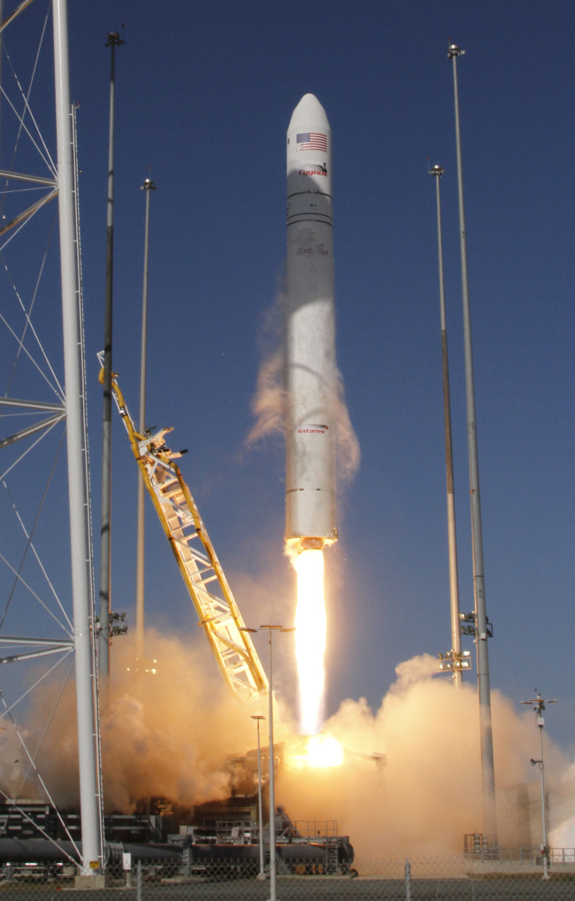 Orbital Sciences Corp.’s Antares rocket lifts off from the launchpad at the NASA facility on Wallops Island, Virginia, Sunday.   AP-Yonhap News