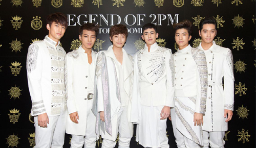택연(좌부터/옥택연/가수/탤런트/2PM),준케이(김민준/가수/작곡가/2PM)준호(이준호/가수/음악PD/2PM),닉쿤(Nichkhun/가수/영화배우/2PM),우영(장우영/가수/탤런트/2PM),찬성(황찬성/가수/탤런트/2PM)
그룹 2PM이 일본 현지 가수들에게도 ‘꿈의 무대’인 도쿄돔 공연을 전 석 매진시키며 성황리에 마쳤다. 지난 20일과 21일 오후 4시30분(현지시간) 이틀간 일본 도쿄 돔에서 ‘레전드 오브 2PM(LEGEND OF 2PM)’이란 타이틀로 2PM의 콘서트가 열렸다. 2PM은 이틀간 총 11만명의 관객을 동원하며 3시간30분 동안 다채로운 라이브 무대로 공연을 이끌었다.
