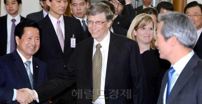 빌게이츠(WilliamH.Gates/기업인/마이크로소프트의장)
방한 중인 마이크로소프트(MS) 창업자인 빌 게이츠 ‘빌앤드멜린다게이츠재단’ 이사장이 정몽준 새누리당 전 대표 초청으로 22일 오전 국회 의원회관에서 열린 ‘스마트 기부(Smart Aid): 게이츠 재단의 활동과 전망’이라는 주제로 강연하기 위해 입장하고 있다. 전일 이재용 삼성전자 부회장 등을 만난 빌 게이츠 이사장은 이날 국회 연설 뒤에는 청와대로 박근혜 대통령을 예방하고 환담할 예정이다.