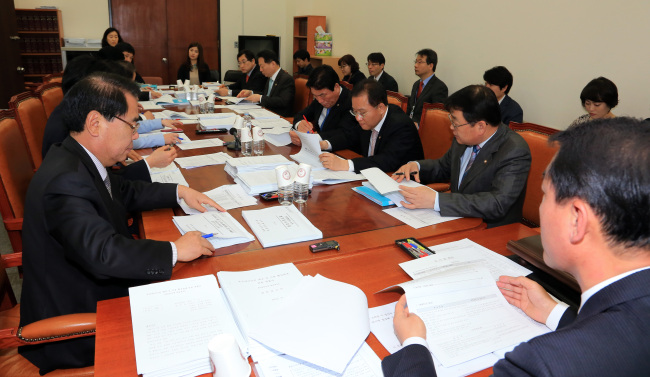 The members of the National Assembly Security and Public Administration Committee discuss bills on Monday.
Yonhap News
