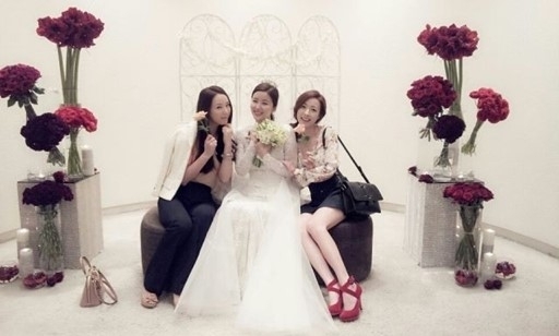 김이지(좌부터/김희정/탤런트/가수),박솔미(영화배우),심은진(가수/탤런트)
배우 심은진은 지난 21일 자신의 트위터를 통해 “솔미언니와 재석오빠의 결혼! 너무너무 축하드려요. 오늘 너무 예쁘고 멋있고 아름다웠어요. 아름답게 함께 하시길. 사진은 신부대기실의 개구쟁이 콘셉트”라는 글과 함께 한 장의 사진을 게재했다.