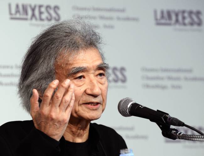 <YONHAP PHOTO-1923> Japanese conductor Seiji Ozawa speaks during a press conference with German specialty chemicals company LANXESS AG in Tokyo on April 3, 2013. LANXESS announced an extention to support the Ozawa International Chamber Music Academy Okushiga for another three years. AFP PHOTO / TOSHIFUMI KITAMURA../2013-04-03 22:17:24/ <저작권자 ⓒ 1980-2013 ㈜연합뉴스. 무단 전재 재배포 금지.>
Japanese conductor Seiji Ozawa speaks during a press conference in Tokyo on April 3.   AFP-Yonhap News