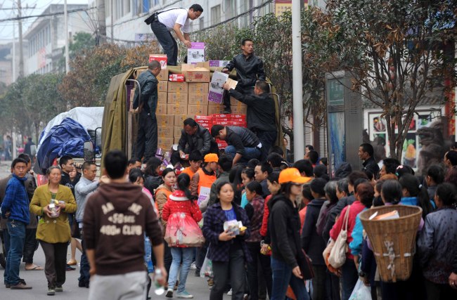 Earthquake victims receive relief materials in Lushan County, China’s Sichuan province, Monday.   Xinhua-Yonhap News