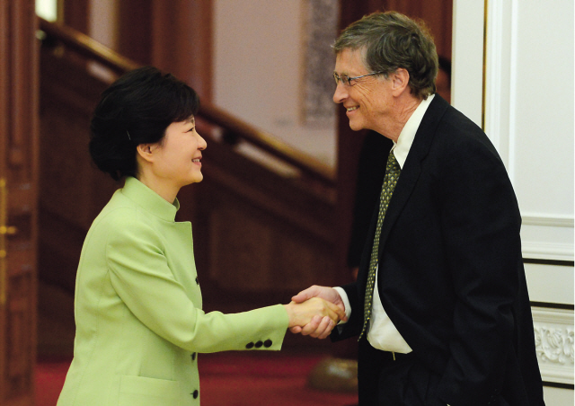 박근혜(좌부터/대통령),빌게이츠(WilliamH.Gates/기업인/마이크로소프트의장)
President Park Geun-hye shakes hands with Microsoft chairman Bill Gates at Cheong Wa Dae on Monday. (Chung Hee-cho/The Korea Herald)