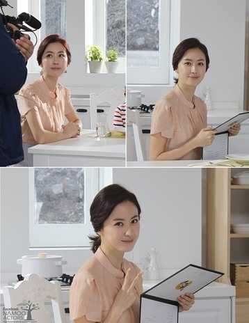 홍은희(탤런트)
최근 홍은희의 소속사 나무엑터스는 공식 페이스북을 통해 한돈 광고 촬영장에서 찍은 사진들을 게재했다.
