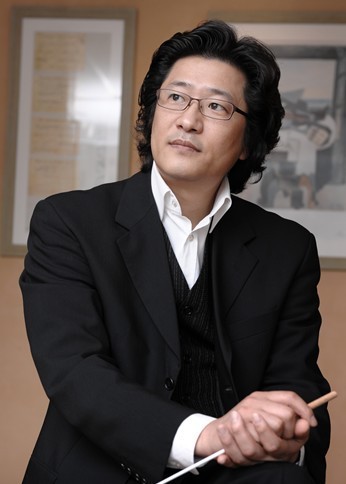 서희태(지휘자/음악감독/얼터이엔티지휘자/예술감독/밀레니엄심포니오케스트라음악감독/상임지휘자)
드라마 ‘베토벤 바이러스’의 강마에의 실제 주인공 지휘자 서희태(사진)가 오케스트라 ‘놀라온 오케스트라’를 창단했다. ‘놀라온’은 ‘놀자’의 앞글자 ‘놀’과 ‘즐거운’을 뜻하는 순우리말 ‘라온’의 합성어로, 클래식과 함께 즐겁게 노는 오케스트라와 콘서트라는 의미를 담고 있다.