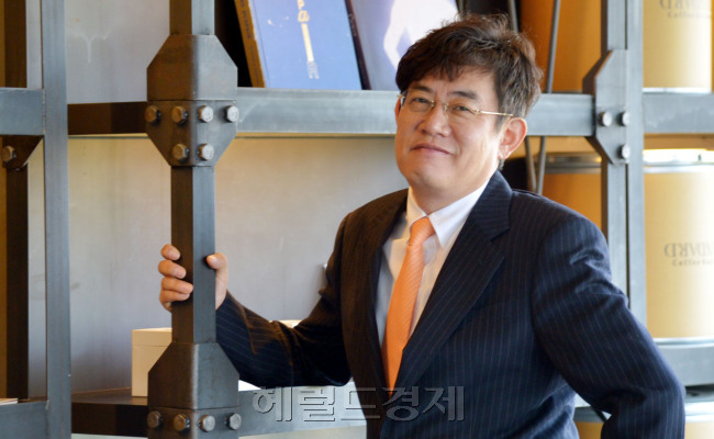 이경규<br />김명섭 기자 msiron@heraldcorp.com
이경규
김명섭 기자 msiron@heraldcorp.com
30년 개그맨 인생, 그리고 영화제작자로 3번째 외도. 이경규는 방송과 영화에 대해 “방송은 저에게 없으면 살 수 없는 공기 같은 의미. 영화는 지금 제게는 ‘안 해도 되는 일’이지만 하다 보면 이것도 ‘직업’이 되겠죠”라고 쑥스럽게 말했다.  김명섭 기자/msiron@
