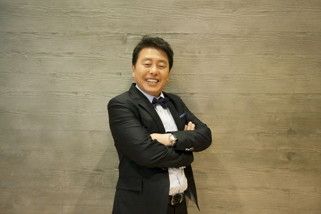 최일구(전방송기자/전앵커)
최일구(53) 앵커가 마침내 돌아왔다. 지난해 2월 동참했던 파업 이후 MBC를 퇴사한 뒤 2개월, 파업기간 중 방송을 하지 못했던 것을 더하면 1년 2개월 만의 복귀다. 시사프로그램이 아닌 케이블 채널의 코미디 예능 프로그램이다. 물론 그 안에서 뉴스를 전하는 코너(‘위켄드 업데이트’)를 통해서다.