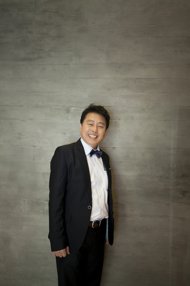 최일구(전방송기자/전앵커)
최일구(53) 앵커가 마침내 돌아왔다. 지난해 2월 동참했던 파업 이후 MBC를 퇴사한 뒤 2개월, 파업기간 중 방송을 하지 못했던 것을 더하면 1년 2개월 만의 복귀다. 시사프로그램이 아닌 케이블 채널의 코미디 예능 프로그램이다. 물론 그 안에서 뉴스를 전하는 코너(‘위켄드 업데이트’)를 통해서다.