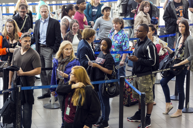 Travelers stand in line at Los Angeles International airport on Monday.    AP-Yonhap News