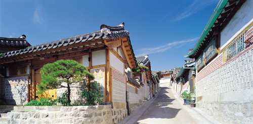 한옥이 인기를 등에 업고 호가 10억원을 웃돌고 있는 가운데 북촌일대 도로변 한옥은 국내외 대기업 프랜차이즈나 갤러리아 등 화려한 상점으로 탈바꿈하는 반면 주택가 일부 한옥은 비싼 수리비 때문에 슬럼가로 전락하는 등 한옥이 두얼굴을 드러내고 있다.