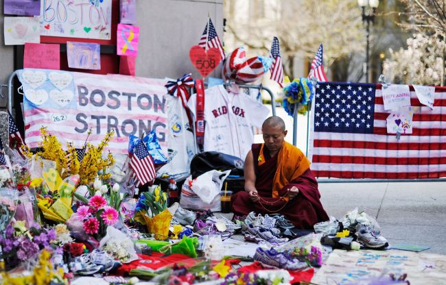 <YONHAP PHOTO-0316> BOSTON, MA - APRIL 22: A Buddhist monk meditates during a moment of silence near the finish line of the Boston Marathon bomings on one week anniversary of the bombings on April 22, 2013 in Medford, Massachusetts. A manhunt ended for Dzhokhar A. Tsarnaev, 19, a suspect in the Boston Marathon bombing after he was apprehended on a boat parked on a residential property in Watertown, Massachusetts. His brother Tamerlan Tsarnaev, 26, the other suspect, was shot and killed after a car chase and shootout with police. The bombing, on April 15 at the finish line of the marathon, killed three people and wounded at least 170. Kevork Djansezian/Getty Images/AFP== FOR NEWSPAPERS, INTERNET, TELCOS & TELEVISION USE ONLY ==../2013-04-23 07:08:30/ <저작권자 ⓒ 1980-2013 ㈜연합뉴스. 무단 전재 재배포 금지.>
A Buddhist monk meditates during a moment of silence near the finish line of the Boston Marathon on the one-week anniversary of the bombings in Medford, Massachusetts, Monday.   AFP-Yonhap News