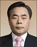 민영진(기업인/KT&G대표이사사장)
KT&G 민영진 사장은 향후 최우선 경영원칙으로 ‘고객가치 2.0’을 선언하고, 이를 위해 품질ㆍ기술ㆍ신뢰 등 3개 분야에 경영활동을 집중할 계획이라고 23일 밝혔다.