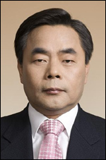민영진(기업인/KT&G대표이사사장)
KT&G 민영진 사장은 향후 최우선 경영원칙으로 ‘고객가치 2.0’을 선언하고, 이를 위해 품질ㆍ기술ㆍ신뢰 등 3개 분야에 경영활동을 집중할 계획이라고 23일 밝혔다.
