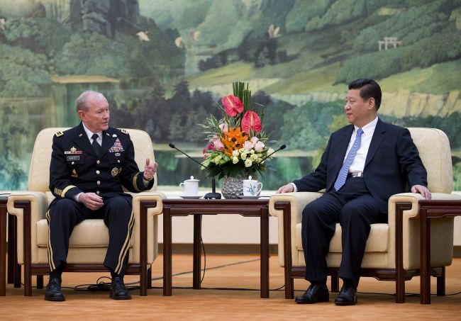 U.S. Joint Chiefs Chairman Gen. Martin Dempsey chats with Chinese President Xi Jinping at the Great Hall of the People in Beijing on Tuesday.   AFP-Yonhap News