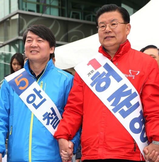 안철수(좌부터/전기업인/전교수),허준영(전공기업인/전경찰공무원)
4.24 재보궐선거 하루 앞둔 23일 오후 서울 노원병에 출마한 허준영 새누리당 후보(오른쪽)와 안철수 무소속 후보가 롯데백화점 노원점 앞 광장에서 열린 '투표참여ㆍ바른선택 전국캠페인'에 참석, 손을 잡고 포즈를 취하고 있다. (연합뉴스)(