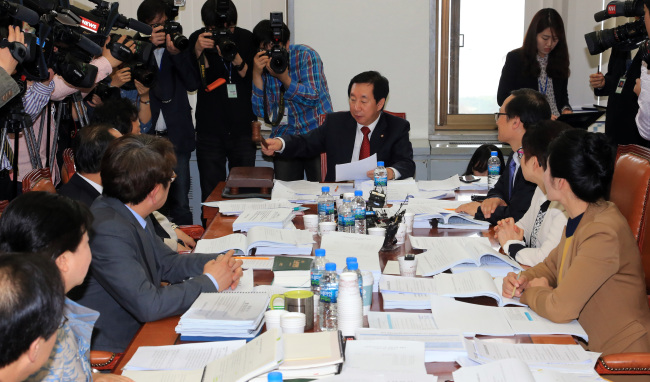 Lawmakers pass a law raising the legal retirement age to 60 on Tuesday at the National Assembly. (Yonhap News)