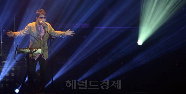 조용필(가수)
조용필은 23일 오후 8시 서울 방이동 올림픽공원 내 올림픽 홀에서 19집 발매 기념 ‘프리미어 쇼케이스-헬로!’를 개최, 팬들을 만났다.