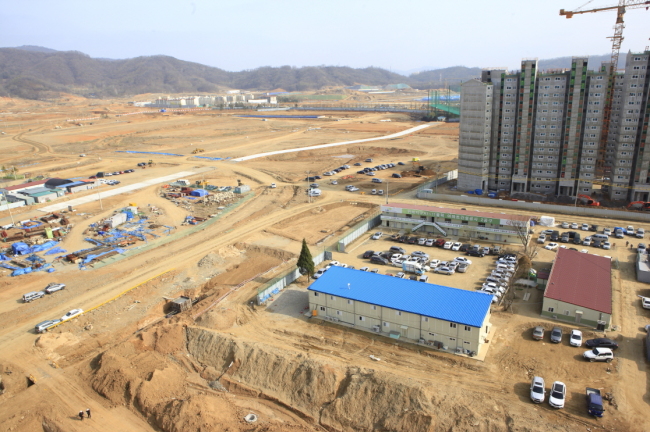 위례신도시 중심에 들어설 ‘위례엠코타운’은 양호한 교통,주거,교육여건에 인근 전셋값수준의 분양가로 수요자들의 관심이 몰리고 있다.