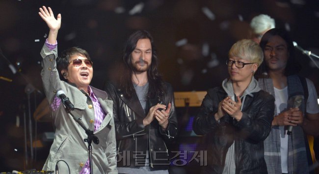 조용필(가수)
가수 조용필이 23일 오후 서울 송파구 방이동 올림픽공원 올림픽홀에서 19집 앨범 '헬로(Hello)' 발매 쇼케이스를 하고 있다. 김명섭 기자/msiron@heraldcorp.com