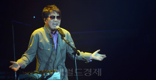 가수 조용필이 23일 오후 서울 송파구 방이동 올림픽공원 올림픽홀에서 19집 앨범 '헬로(Hello)' 발매 쇼케이스를 하고 있다.<br />김명섭 기자 msiron@heraldcorp.com
가수 조용필이 23일 오후 서울 송파구 방이동 올림픽공원 올림픽홀에서 19집 앨범 '헬로(Hello)' 발매 쇼케이스를 하고 있다.
김명섭 기자 msiron@heraldcorp.com