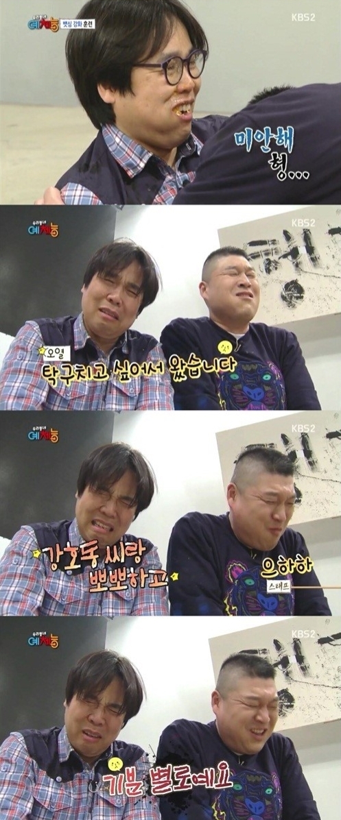 정은표(좌부터/탤런트/영화배우),강호동(MC/개그맨)
23일 방송된 KBS 2TV 예능프로그램 ‘우리동네 예능과 체육의 능력자’(이하 ‘우리동네 예체능’)에서는 강호동과 짝을 지어 윗몸 일으키기를 하다 울컥한 정은표의 모습이 전파를 탔다.