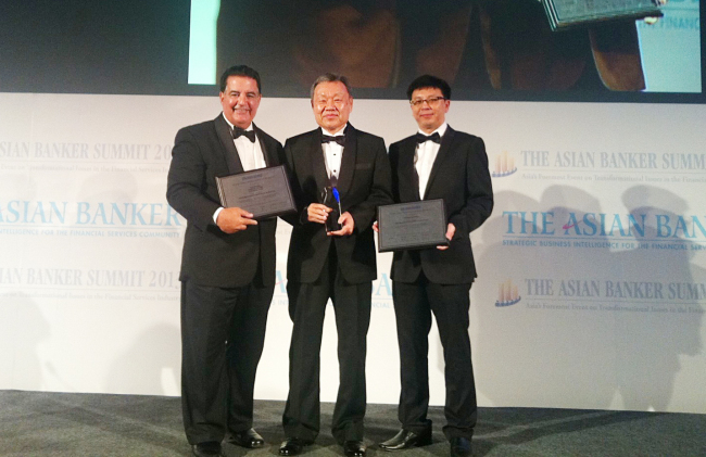 어윤대(금융인/교수/kB금융지주회장/고려대학교명예교수)
KB Financial Group chairman Euh Yoon-dae (center) poses after being selected as the winner of the Asian Banker Leadership Achievement Awards 2013 during the Asian Banker Summit, the largest financial industry conference in Asia, in Jakarta on Tuesday.   KB Financial