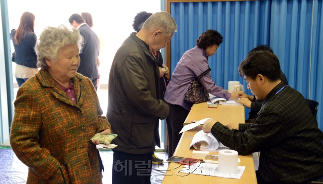 국회의원선거 3곳을 포함한 재.보궐 선거가 실시되는 24일 오전 안철수 후보가 출마해 최대관심지인 노원병 주민들이 상계동 신상계 초등학교에 마련된 투표소에서 소중한 한표를 행사하고 있다./안훈기자 rosedlae@ 2013.04.24